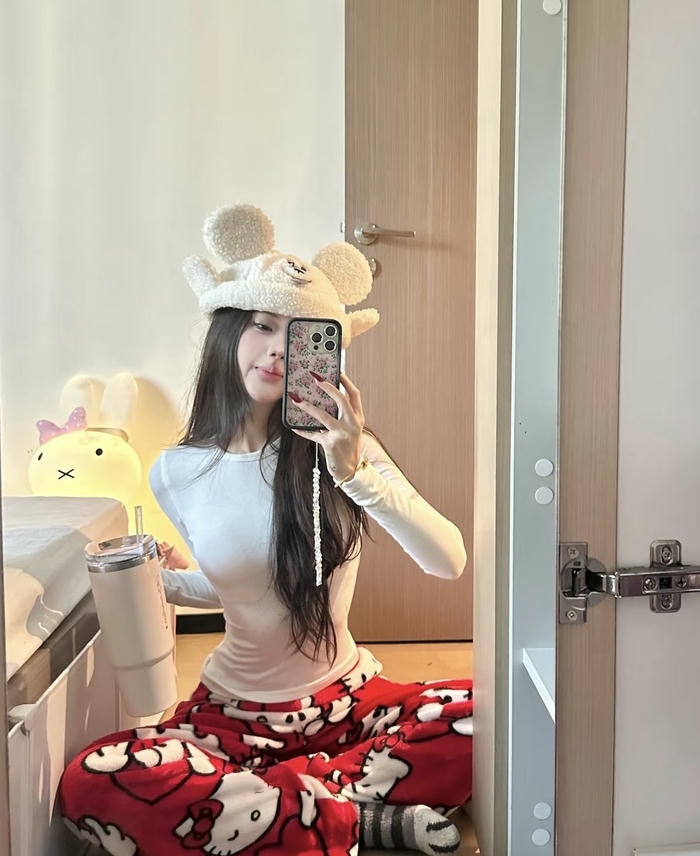 Hình ảnh gái xinh mặc đồ ngủ nhẹ nhàng thanh thoát