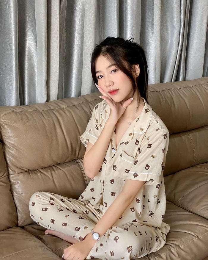 Hình ảnh gái xinh mặc đồ ngủ nhẹ nhàng thư giãn