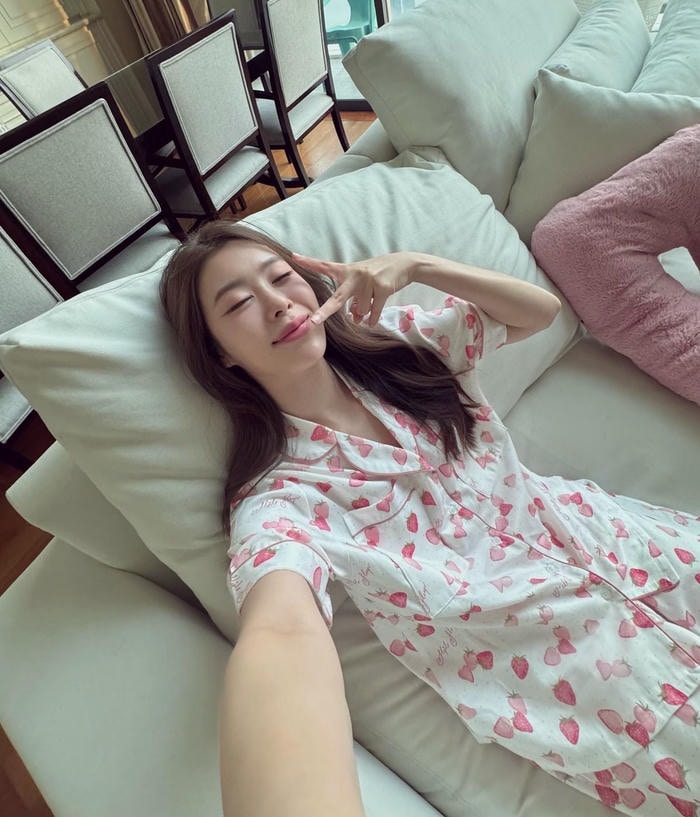 Hình ảnh gái xinh mặc đồ ngủ thanh lịch trang nhã