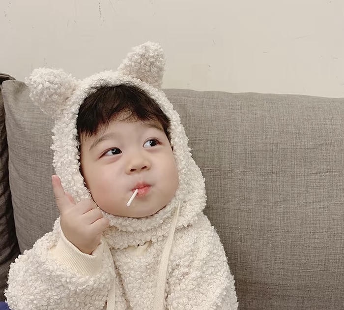 Hình avatar em bé tinh nghịch đáng yêu