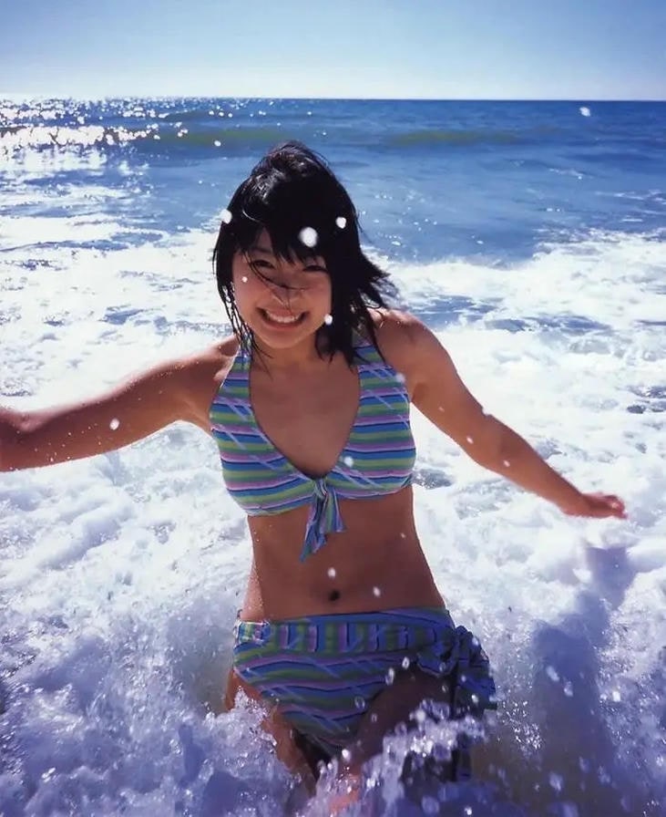 Hình gái Nhật bikini tươi tắn trong biển