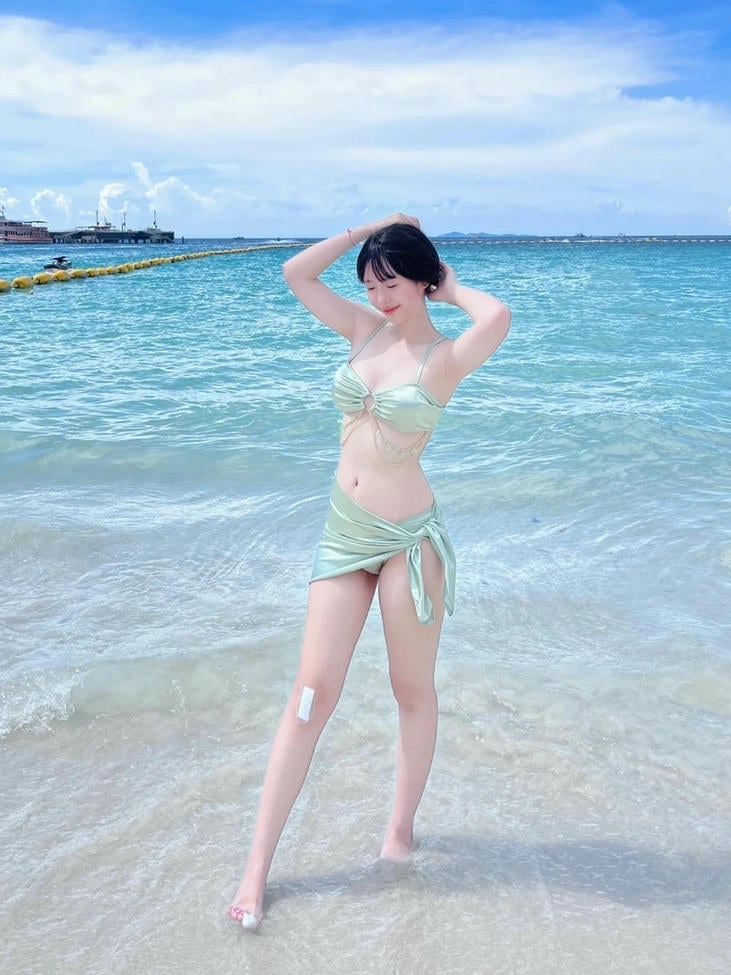 Hình gái xinh mặc bikini bên biển trông duyên dáng thu hút