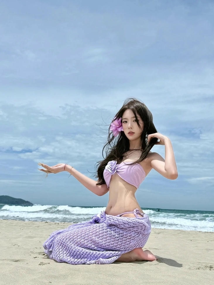 Hình gái xinh mặc bikini đi biển thể hiện vẻ đẹp hiện đại