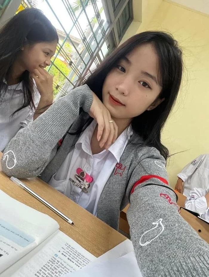 Học sinh cấp 3 vẻ ngoài trong sáng