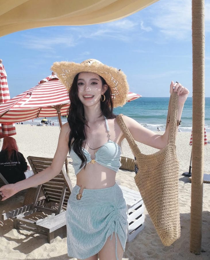 Người đẹp Trung Quốc mặc bikini tôn body cân đối